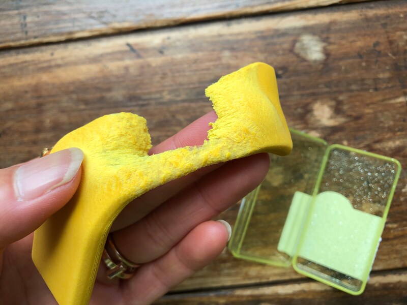 ダイソーの「スウィーツみたいな！ねり消しゴム」はよく伸びて、切れた部分はフワッとしている