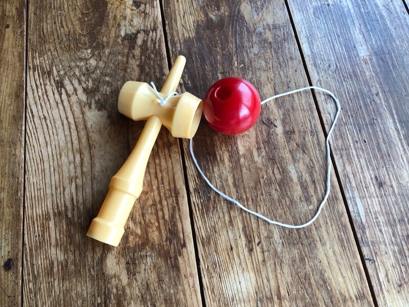 ダイソーの「プラスチック けん玉」