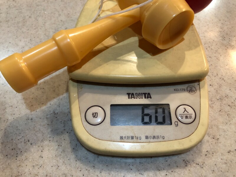 ダイソーの「プラスチック けん玉」の重さは60g