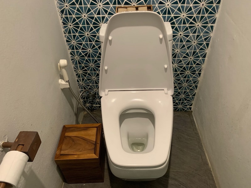 バンコクのホテルに設置されていた、洋式の水洗トイレ。
