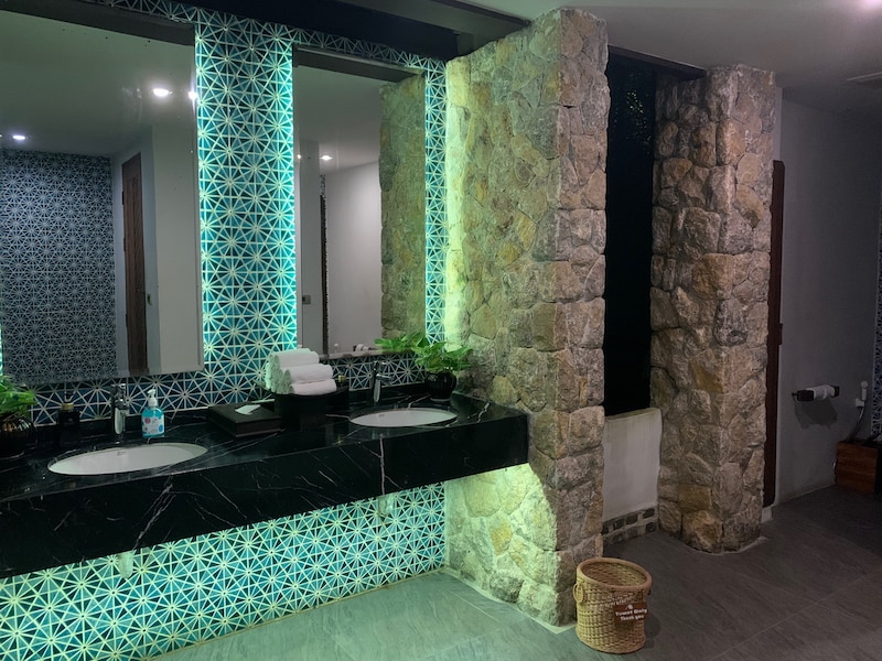 洗面台の様子。内装にこだわりが感じられる