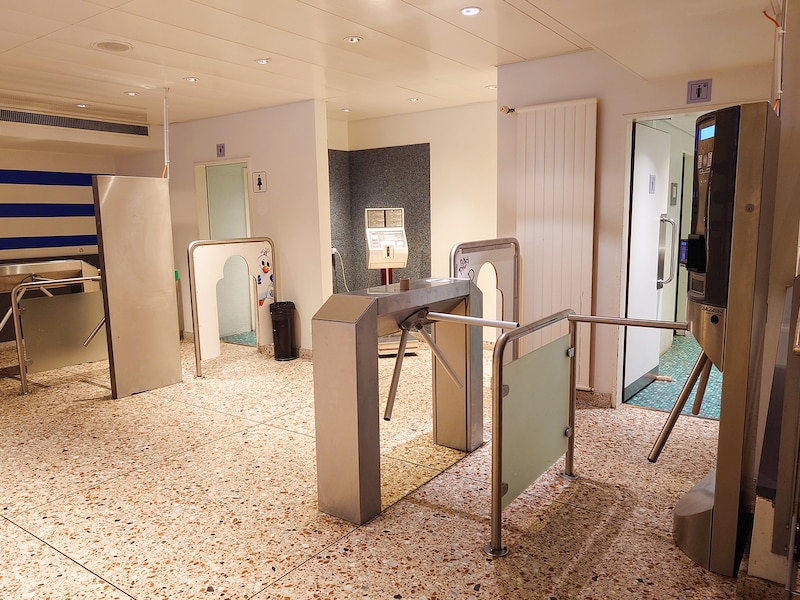 有料トイレの入口にあるゲート