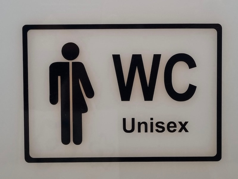 性別に関わらず誰もが使える「共用トイレ」のマーク