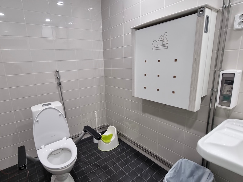 バリアフリートイレの室内は広く、おむつ替えや授乳用のベッドもある