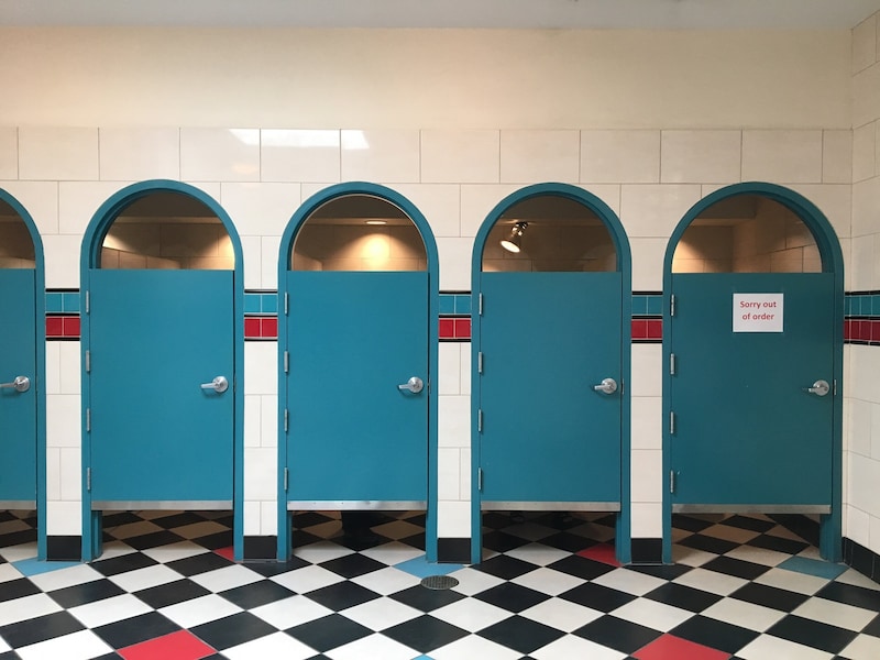 アメリカのトイレは防犯対策として、ドアの上下が大きく開いていることがあります