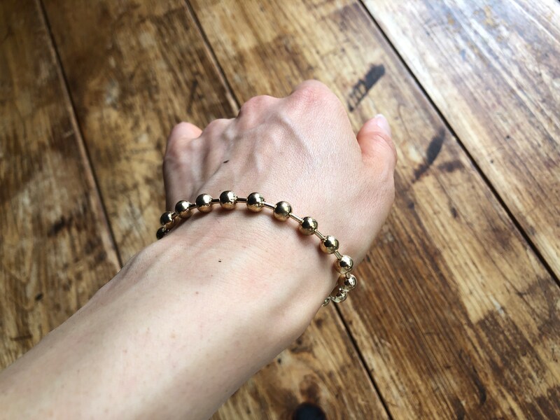 ダイソーの「ボールチェーンブレスレット」は肌馴染みがよいゴールド系
