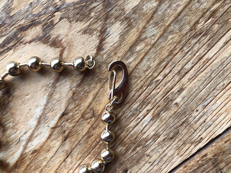 ダイソーの「ボールチェーンブレスレット」はフックをかけるタイプ