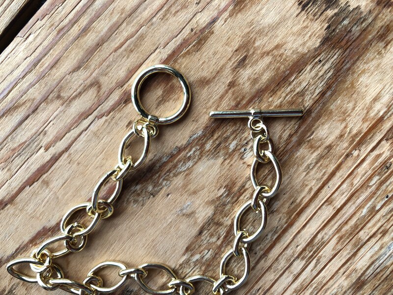 ダイソーの「チェーンブレスレット」はリングに通せばつけられる