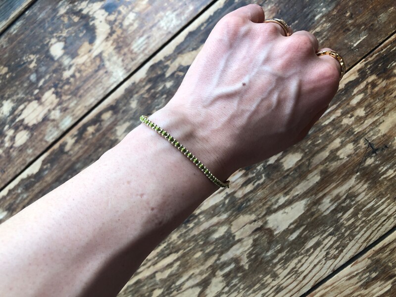 ダイソーの「静電気ブレスレット」はちょっとしたアクセサリーのようにも見える