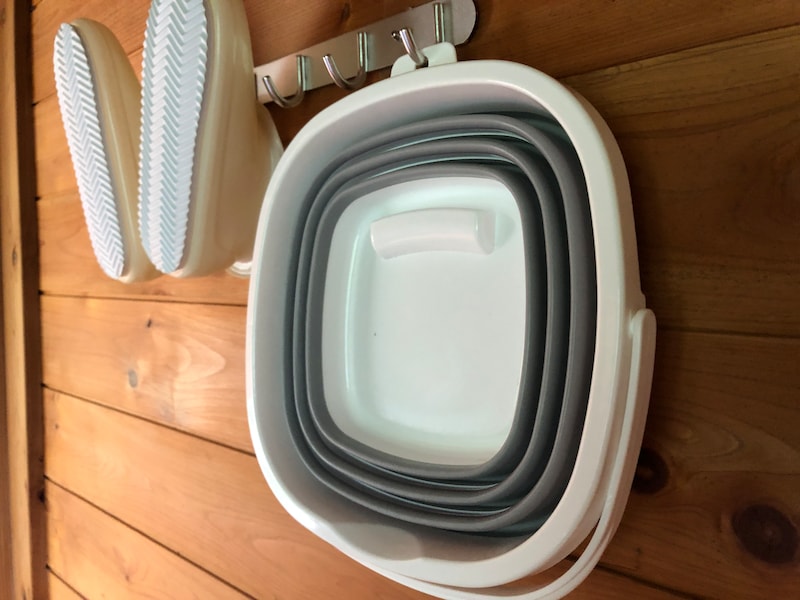 ダイソーの「折りたたみ角バケツ」は壁掛けも可能