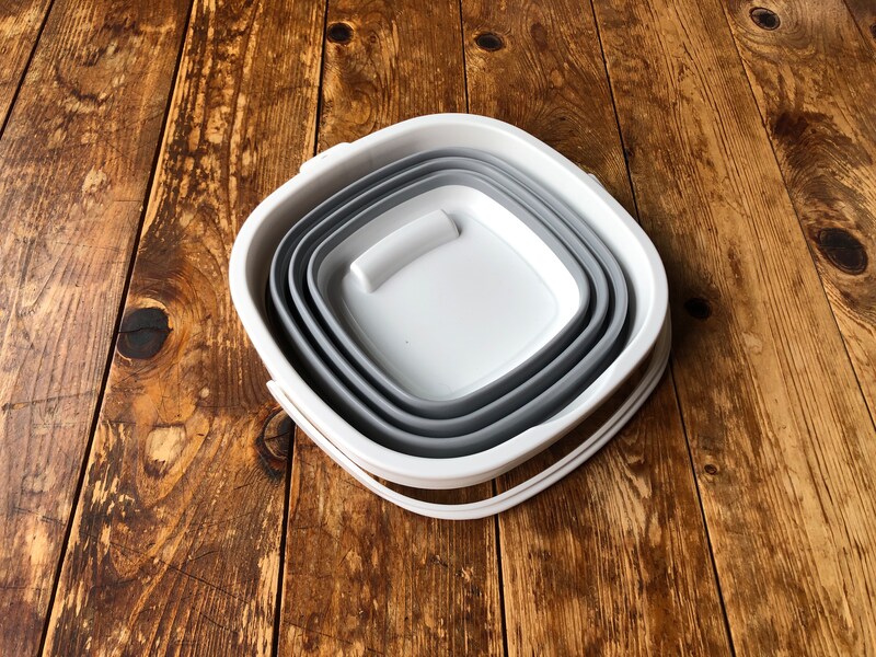 ダイソーの「折りたたみ角バケツ」は折りたたんで収納や持ち運びができる