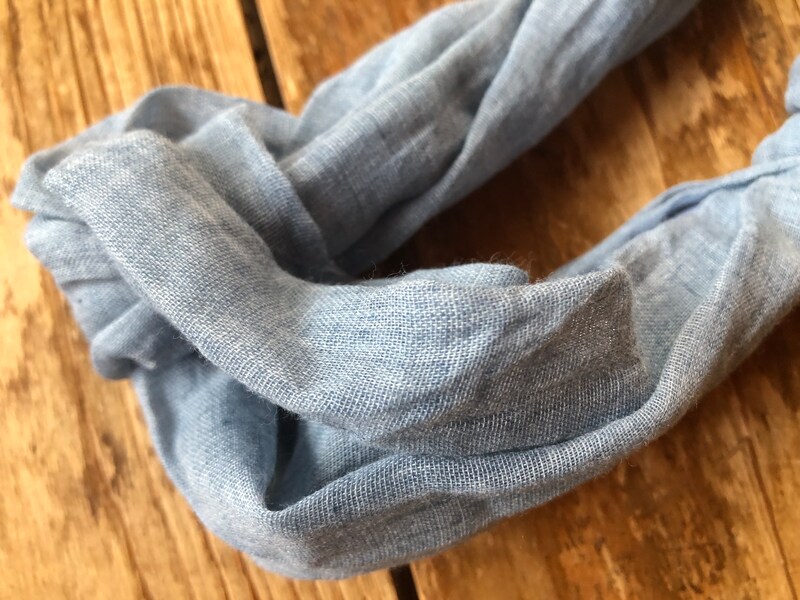 ダイソーの「ヘアバンド（リネン調）」は、まるでリネンのように見えて涼しげ