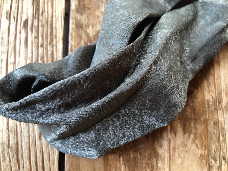 ダイソーの「ヘアバンド（ピーチスキン調）」は光沢のある生地