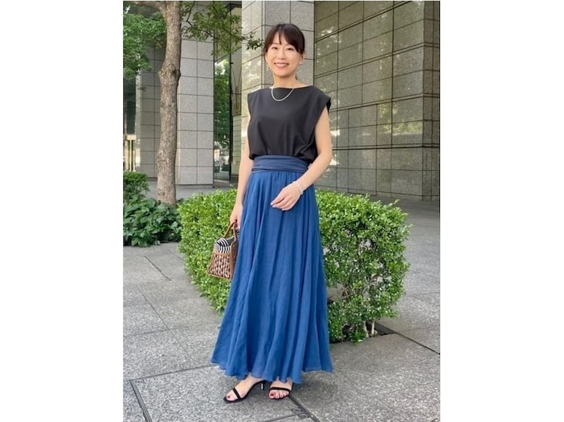 【OKコーデ】ロングスカートでもダークカラーなら透けにくい 出典:WEAR