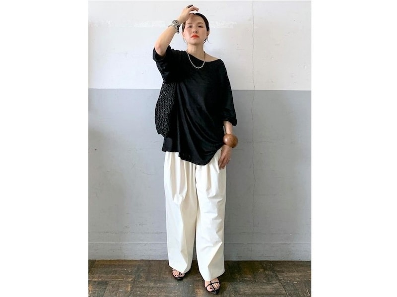 【OKコーデ】首まわりが大きく開いたトップスは、アクセサリーをプラスすると◎ 出典:WEAR