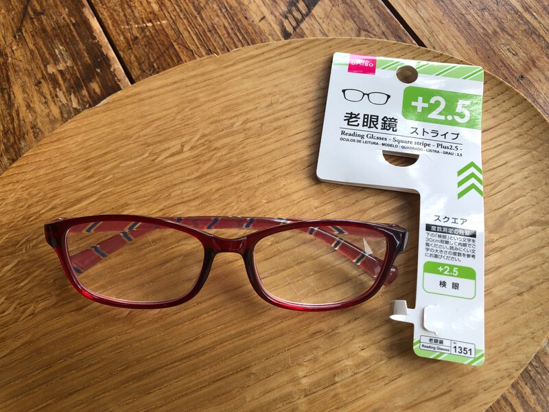 ダイソーの「老眼鏡　ストライプ スクエア」