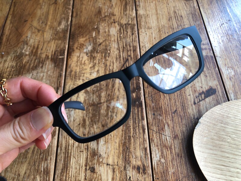 ダイソーの「老眼鏡　ビッグフレーム」は存在感がある太めのフレーム