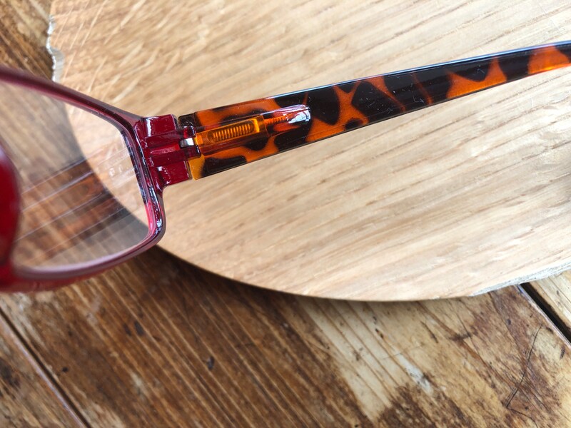 ダイソーの「バネ付　老眼鏡　バイカラー」はフレームにバネがついている