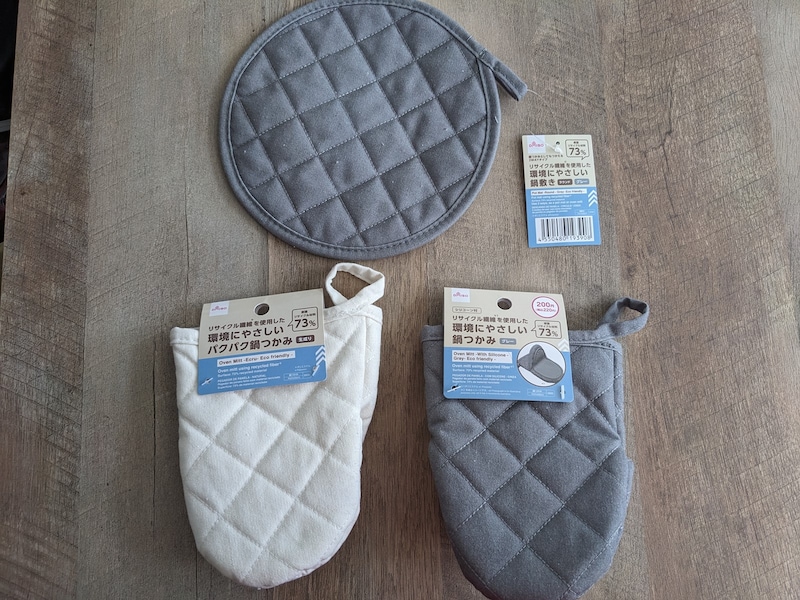 リサイクル素材で作られた鍋つかみと鍋敷き