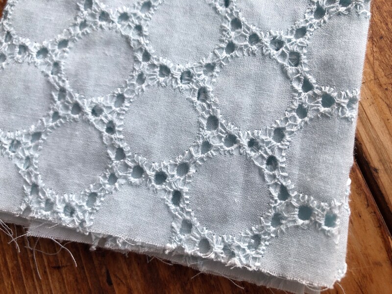 大ぶりな円が隙間なく描かれている