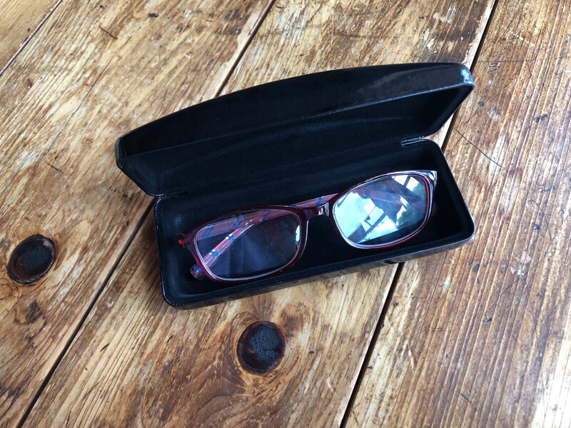 ダイソーの「メガネケース（シンプル）」に老眼鏡を入れている