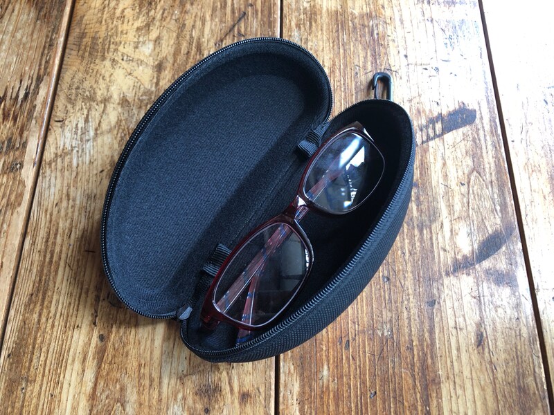 ダイソーの「サングラスケース（フック付）」にダイソーの老眼鏡を入れてみる