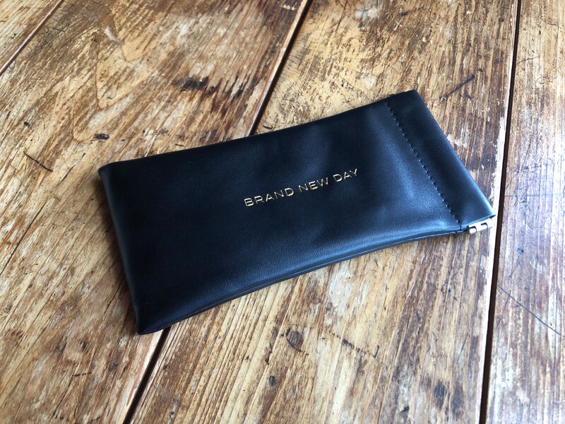 ダイソーの「メガネケース（W&B）」