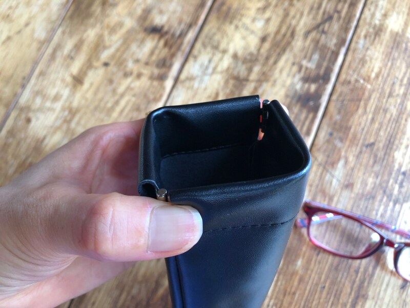 ダイソーの「メガネケース（W&B）」を両方から押すと口が開く