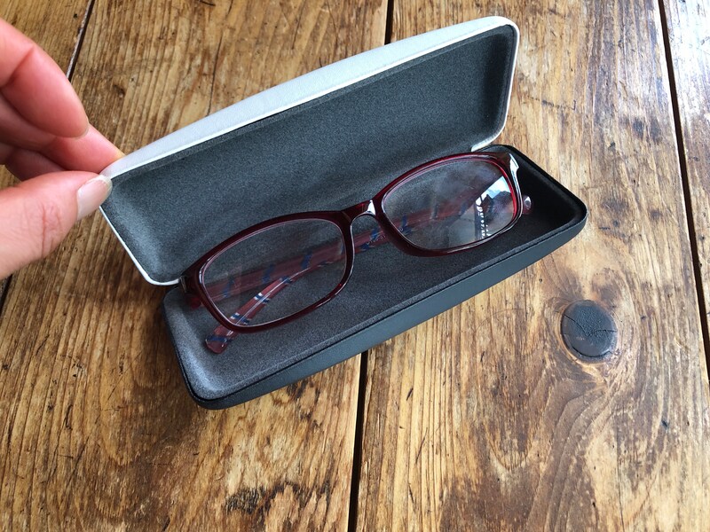 ダイソーの「メガネケース　バイカラー」にはダイソーの老眼鏡も問題なく入る