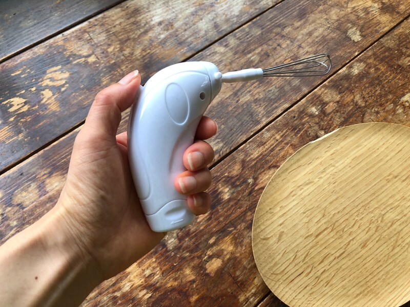 ダイソーの「ハンドミキサー」を持ったときのサイズ感