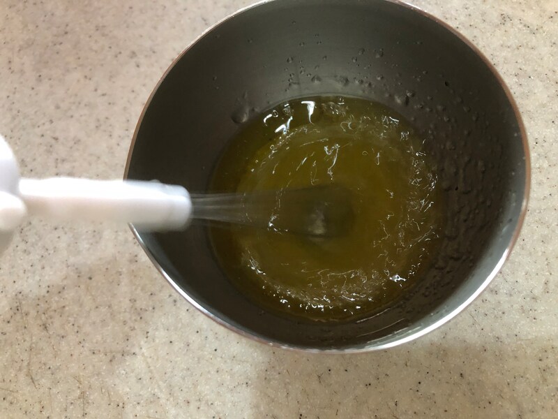 ボウルにダイソーの「ハンドミキサー」を入れてから、スイッチを入れる