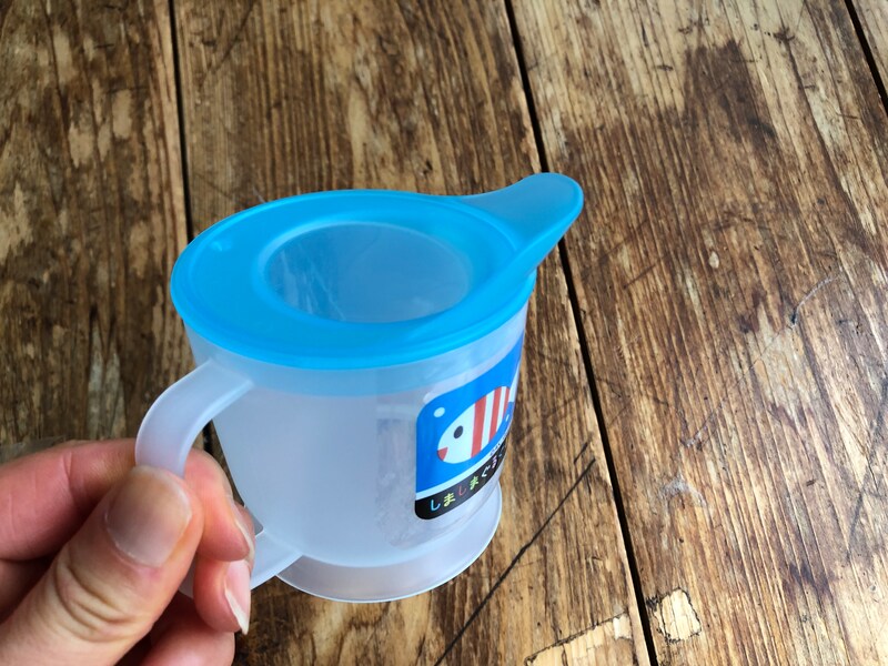 ダイソーの「トレーニングコップ」はサポートキャップ付き