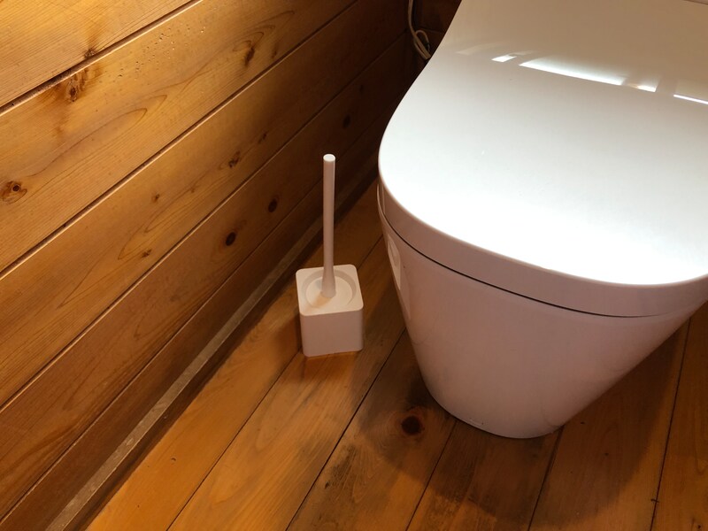 ダイソーの「トイレブラシ」はケース付きだから、置き場所に困らない