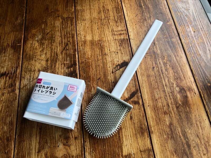 ダイソーの「やわらか水切れが良いトイレブラシ」