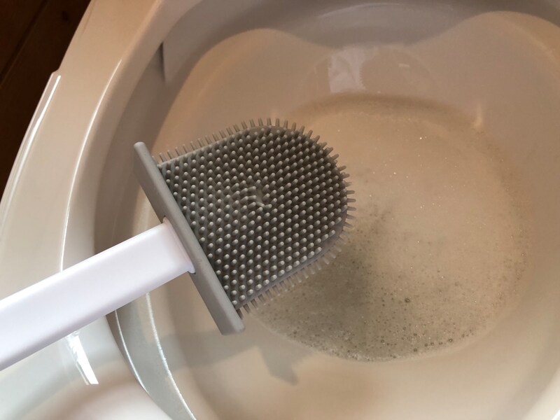 ダイソーの「やわらか水切れが良いトイレブラシ」は水切れに時間がかからない