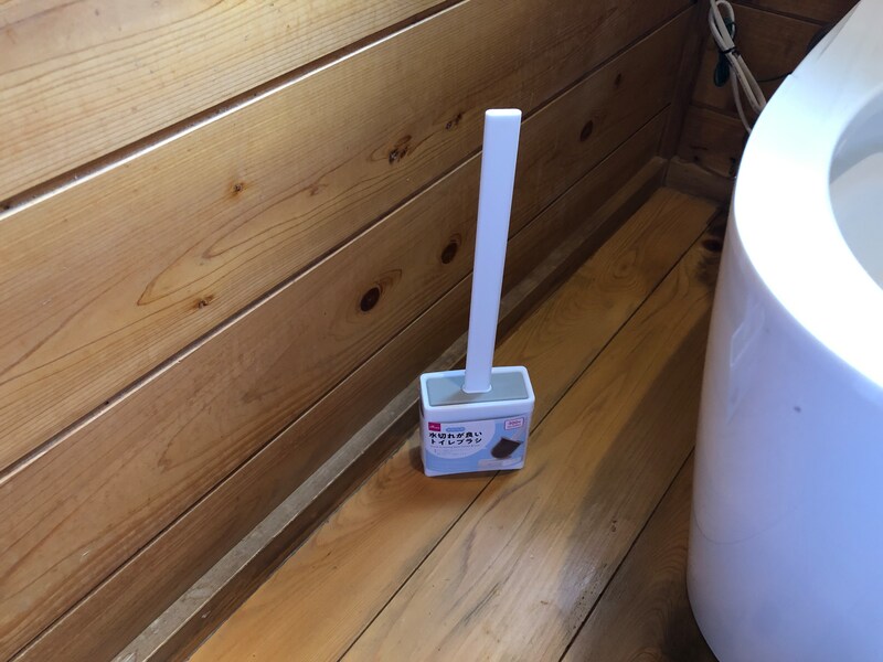 ダイソーの「やわらか水切れが良いトイレブラシ」はケース付き