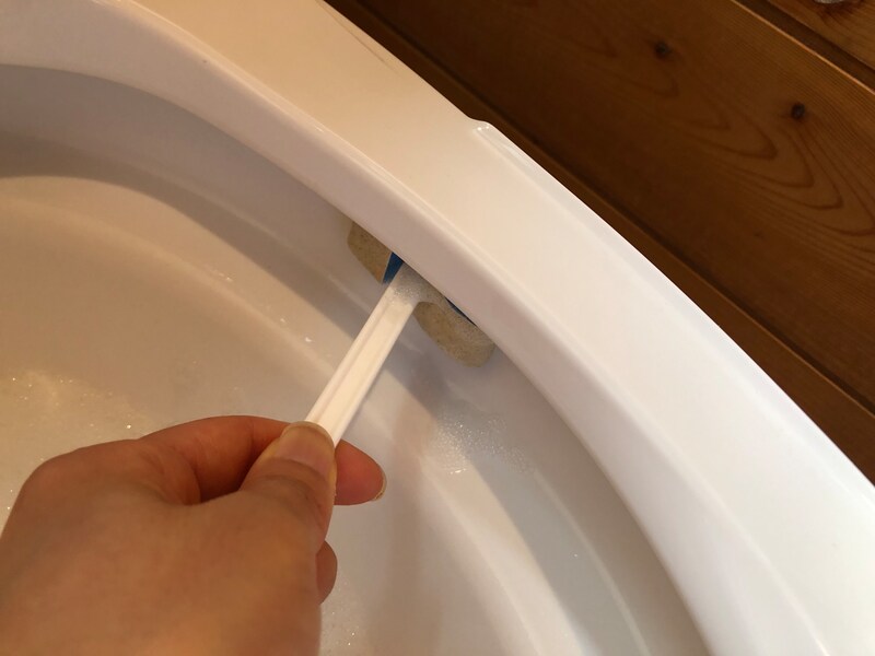 ダイソーの「トイレべんきのフチ裏キレイ！トイレスティック」はフチ裏にしっかりフィット