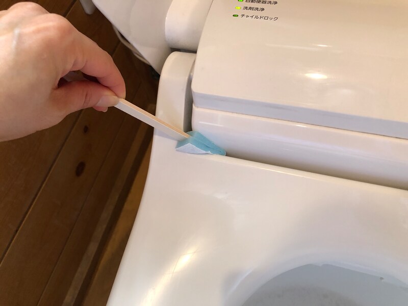 ダイソーの「トイレの汚れスッキリ棒」は隙間にスッと入る