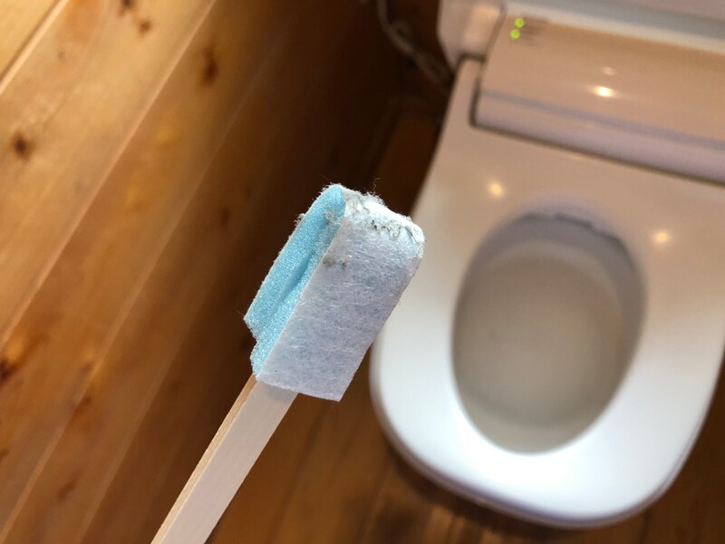 ダイソーの「トイレの汚れスッキリ棒」は汚れを掻き出してとってくれる