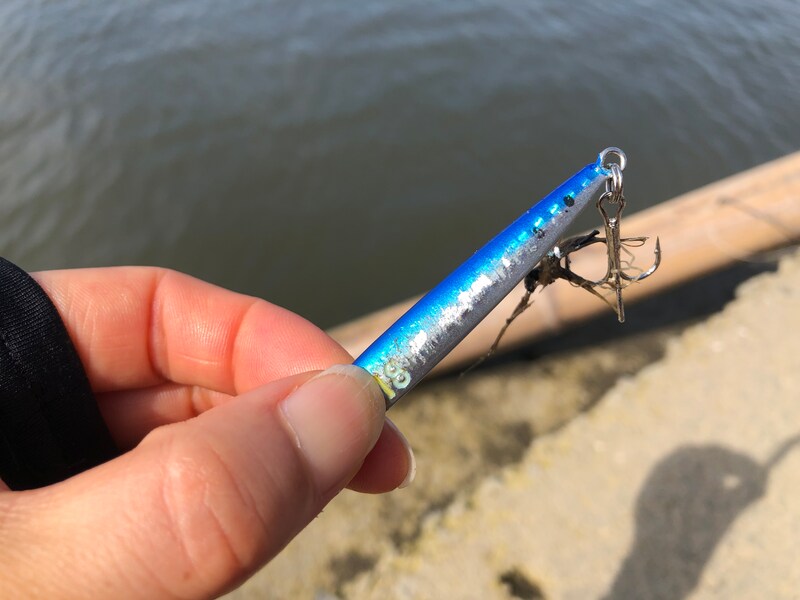 コンクリートに何度も擦り付けないと、塗装がはがれなかった