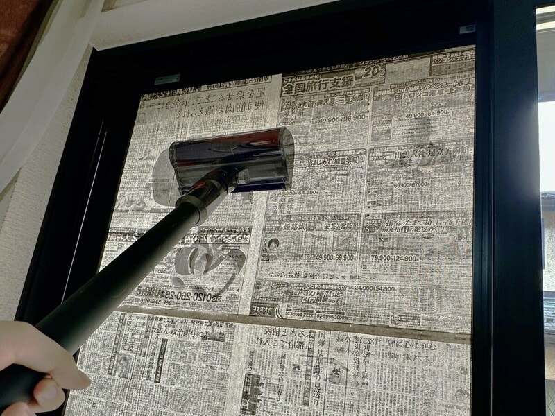網戸の外側に新聞紙を貼り付けて固定し、内側から掃除機がけしてスッキリ!