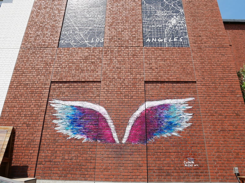 赤レンガ側正面入口付近の「天使の羽（エンジェルウィングス）」は大人気のフォトスポット