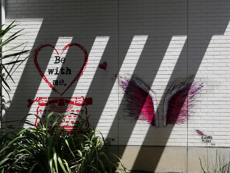 2018年春には、コレット・ミラーさんが描いた《天使の羽》の横にアーティストのワード・スミスさんがアンティークのタイプライターを描いた《＆Love wings》も誕生