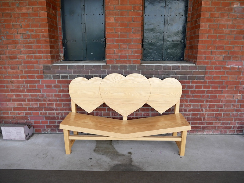 2号館2階のバルコニーにある「ハートのベンチ」