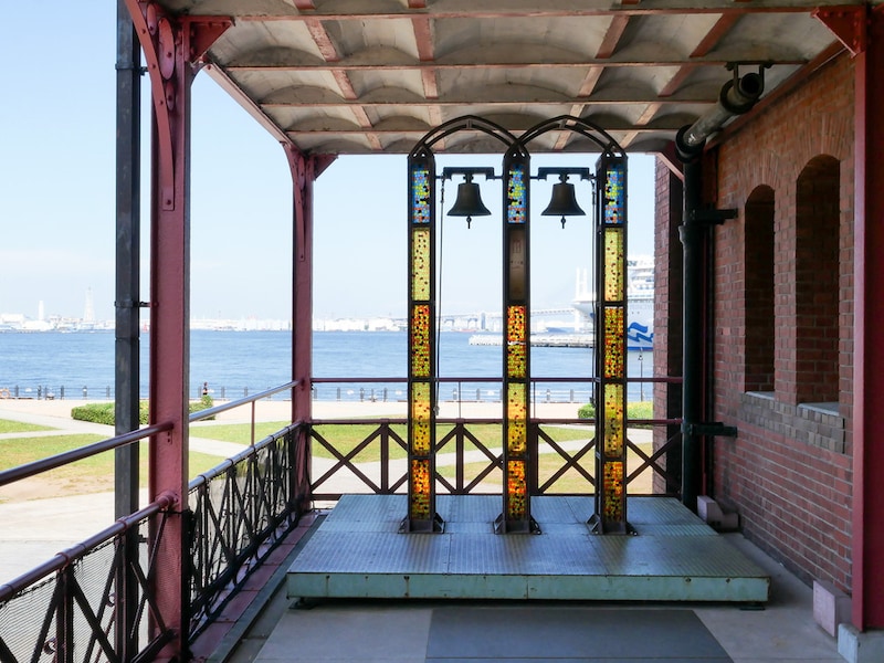 ふたりで鳴らすと願いが叶うとされる「幸せの鐘」