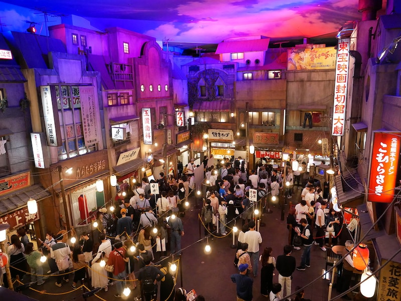 昭和33年の夕焼けの街をイメージした館内