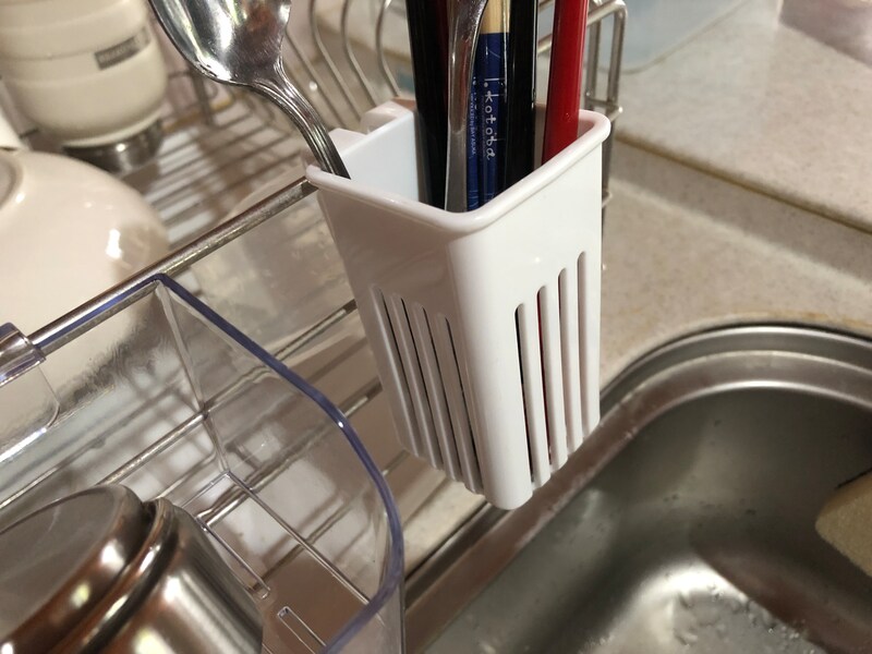 ダイソーの「キッチンツール水切り」はお箸はスプーンなどを入れられる