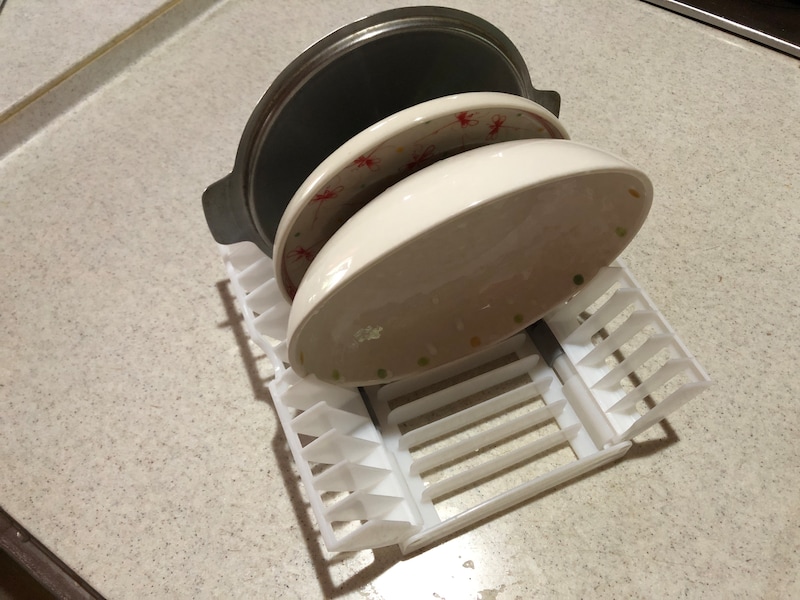 両サイドが持ち上がり、平たいお皿を立てかけられる