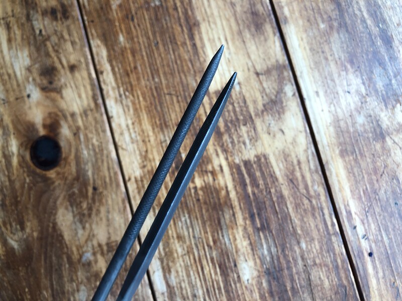 ダイソーの「ホビー工作ヤスリ2本組」は丸型と三角型の2本セット