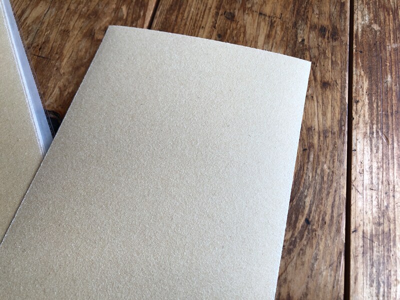 ダイソーの「木工用紙やすり」は使いやすいサイズにカットできる